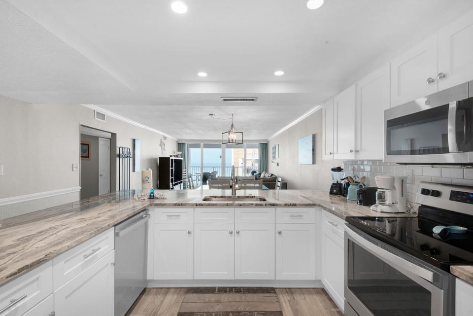 Condo, Multiple Beds (Shoreline Towers 1114) | Private kitchen | Oven, toaster