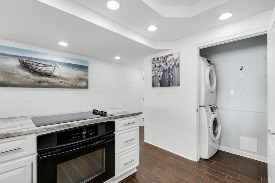 Condo, Multiple Beds (Shoreline Towers 1035) | Private kitchen | Oven, toaster