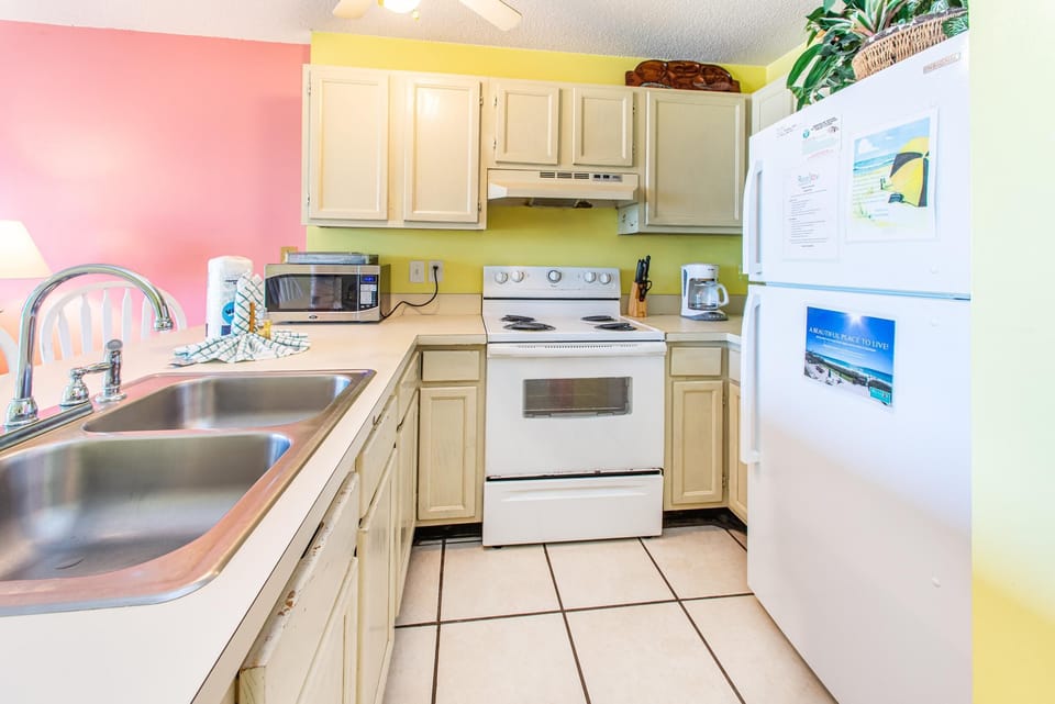 Condo, 1 Queen Bed with Sofa bed (Island Sands 206) | Private kitchen | Oven, toaster