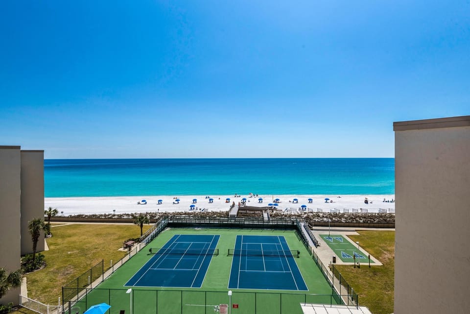Condo, 1 King Bed with Sofa bed (Holiday Surf and Racquet Club 711) | Sport court