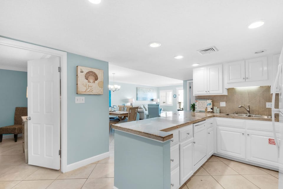 Condo, 1 King Bed with Sofa bed (Holiday Surf and Racquet Club 711) | Interior