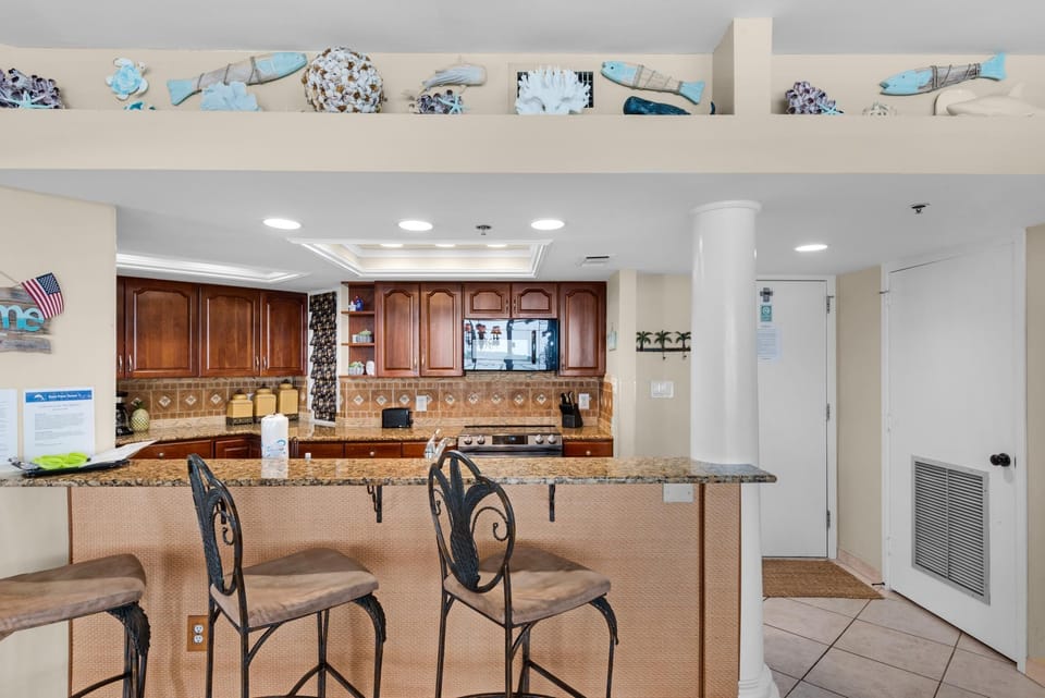 Apartment, Multiple Beds (East Pass 308) | Private kitchen | Oven, toaster