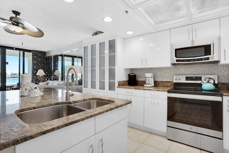 Condo, 1 King Bed with Sofa bed (East Pass 208) | Private kitchen | Oven, toaster
