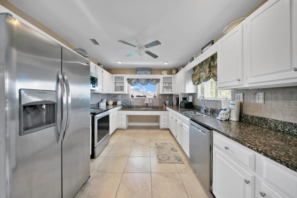 House, Multiple Beds (Destin-A-tion on the Water) | Private kitchen | Oven, toaster