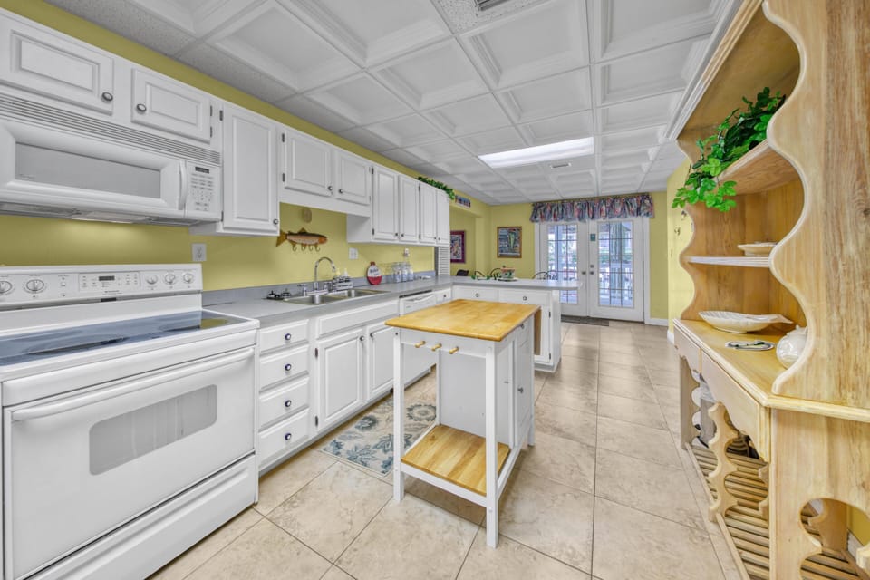 House, Multiple Beds (Destin-A-tion on the Water) | Private kitchen | Oven, toaster