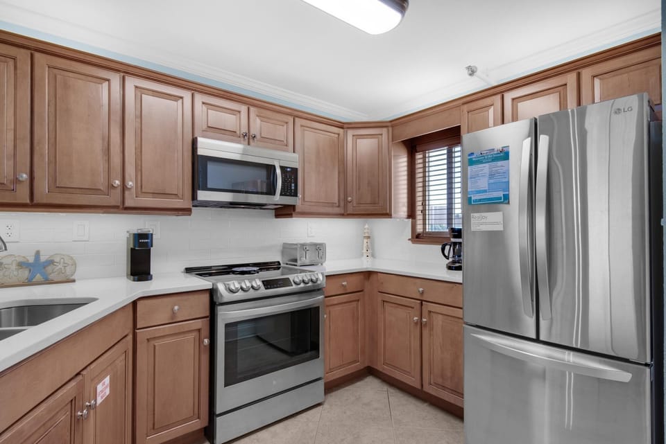 Condo, Multiple Beds (Destin on the Gulf 401) | Private kitchen | Oven, toaster