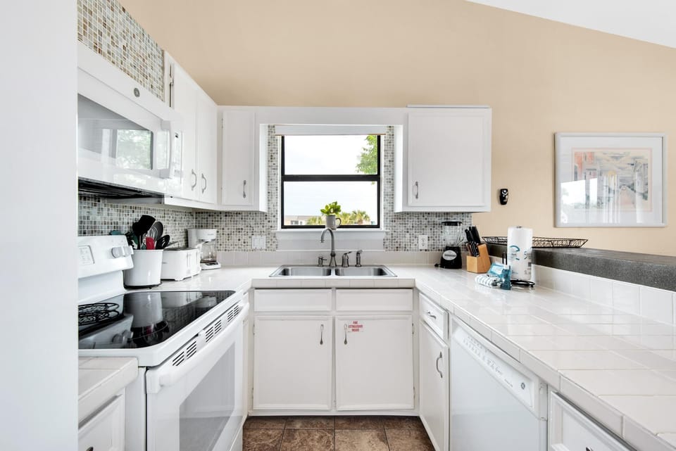 House, Multiple Beds (Beach Side- Harbor View) | Private kitchen | Oven, toaster