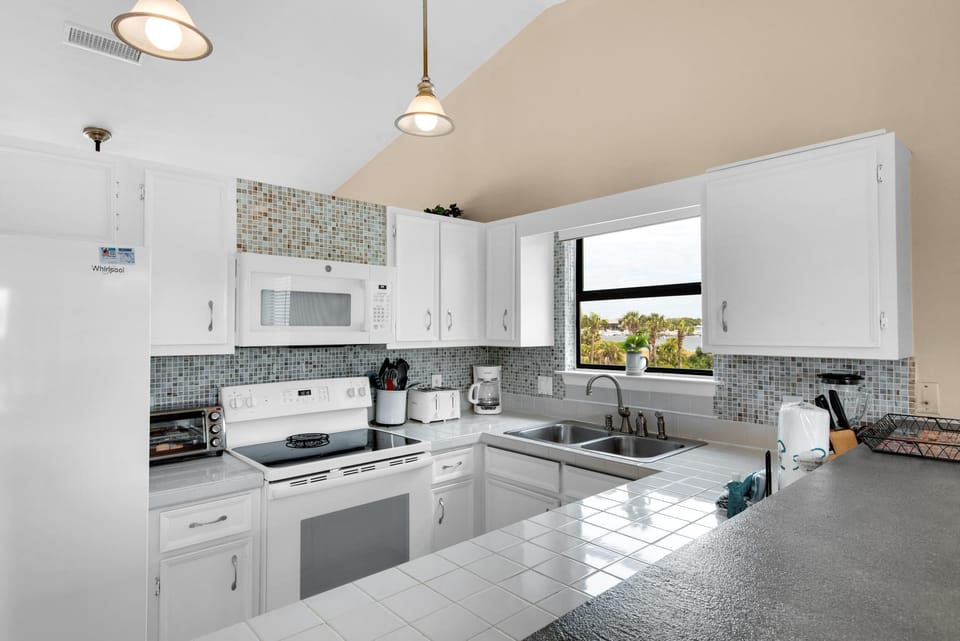 House, Multiple Beds (Beach Side- Harbor View) | Private kitchen | Oven, toaster