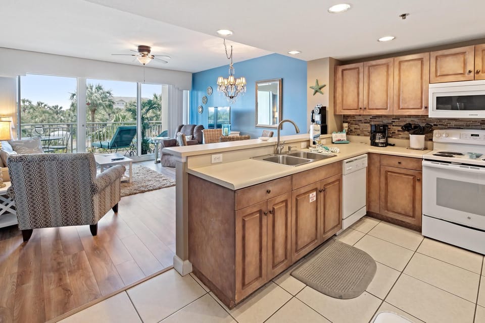Condo, 1 Queen Bed with Sofa bed (Sterling Shores 215) | Private kitchen | Oven, toaster