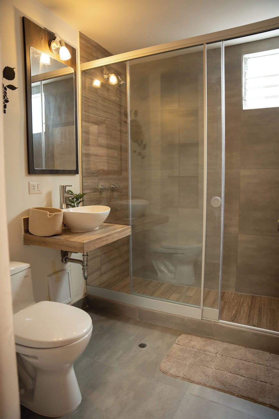 Comfort Triple Room, City View | Bathroom | Shower, rainfall showerhead, free toiletries, towels