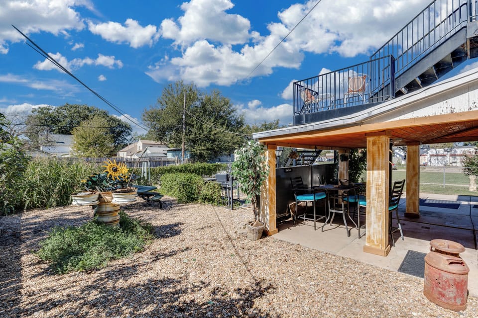 Sunny backyard with covered patio bar and spacious outdoor hangout area