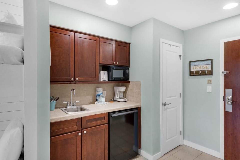 Condo, Multiple Beds (Luau I 6305) | Private kitchen | Toaster