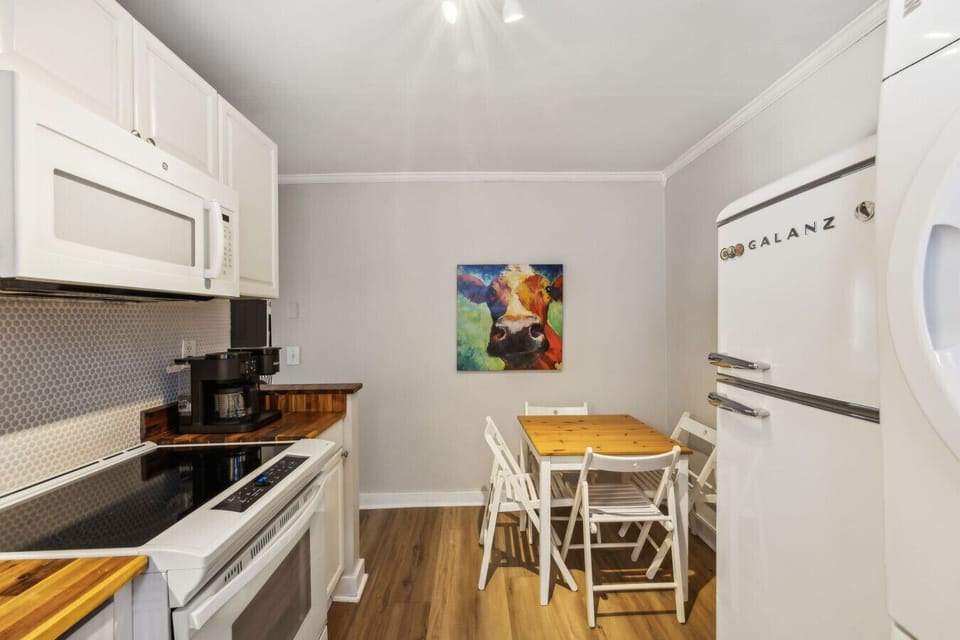 eat in kitchen