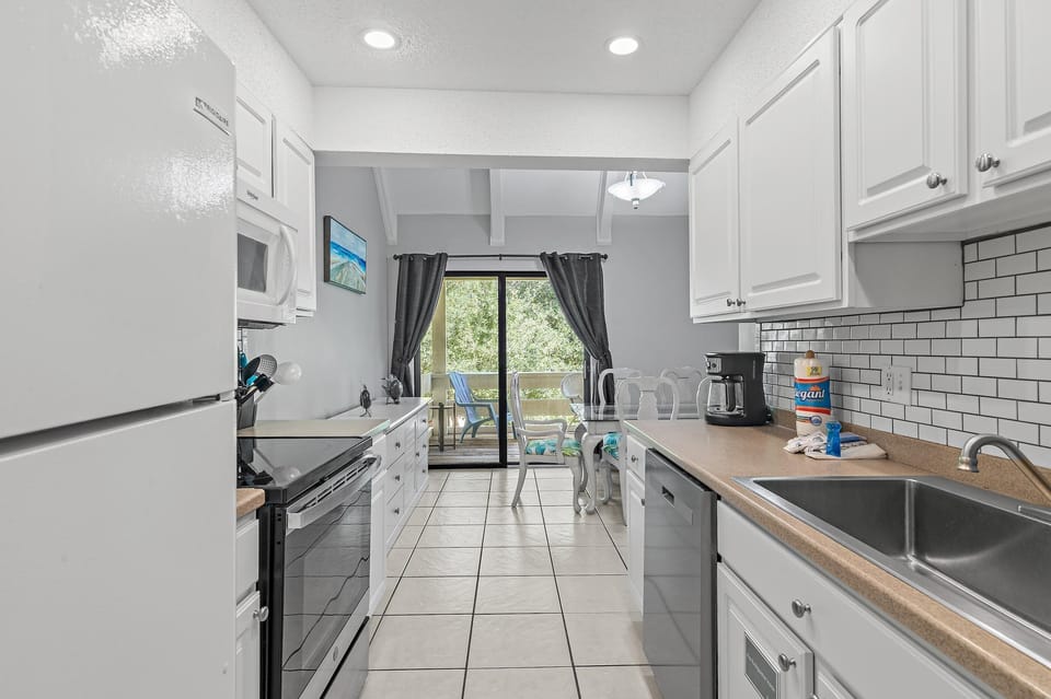 Condo, 1 King Bed with Sofa bed (Memory Maker) | Private kitchen | Oven, toaster