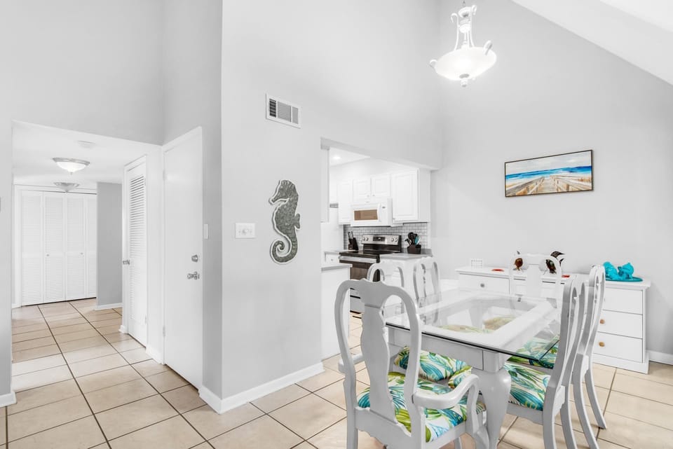 Condo, 1 King Bed with Sofa bed (Memory Maker) | Dining