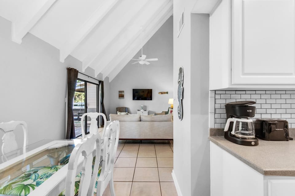 Condo, 1 King Bed with Sofa bed (Memory Maker) | Interior
