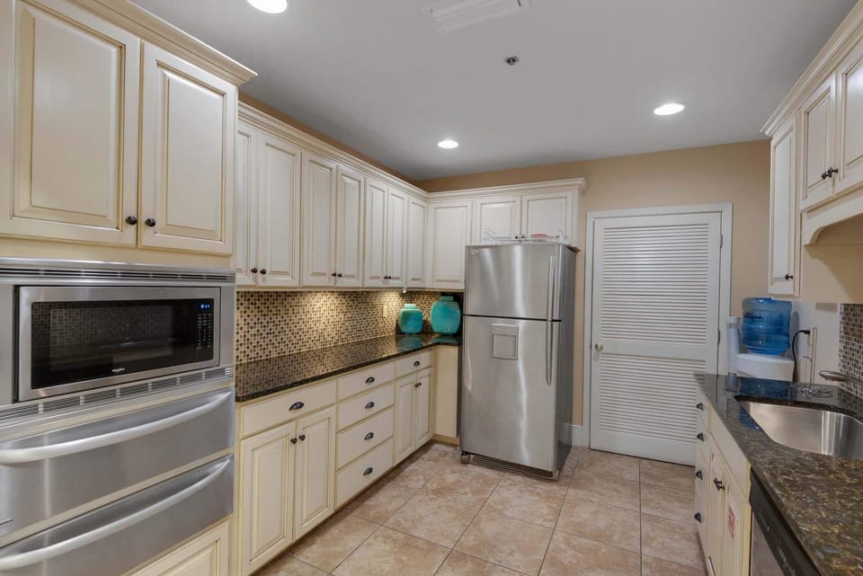Condo, Multiple Beds (Majestic Sun 605B) | Private kitchen | Stovetop, toaster