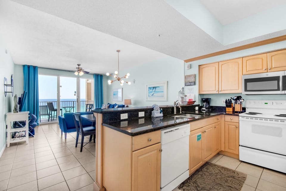 Condo, Multiple Beds (Majestic Sun 605B) | Private kitchen | Stovetop, toaster