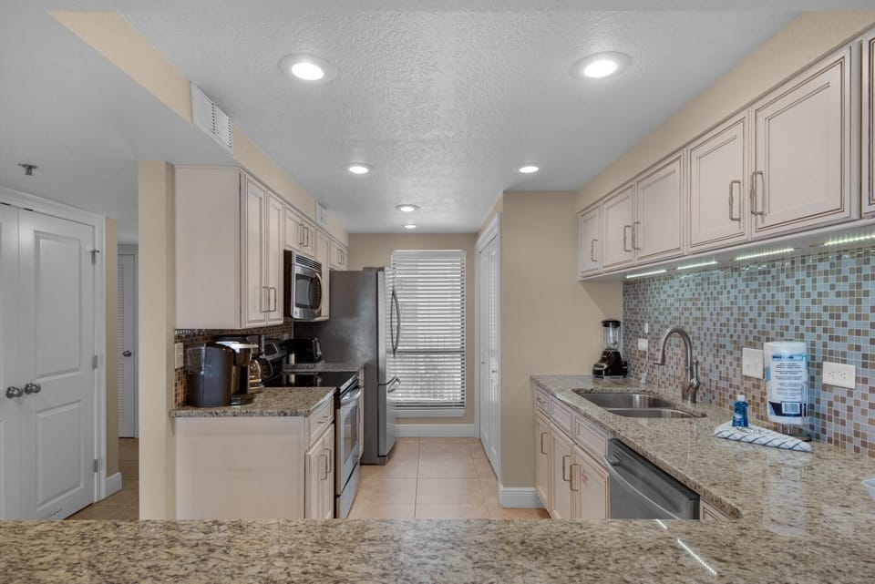 Condo, Multiple Beds (Mainsail 331) | Private kitchen | Oven, toaster