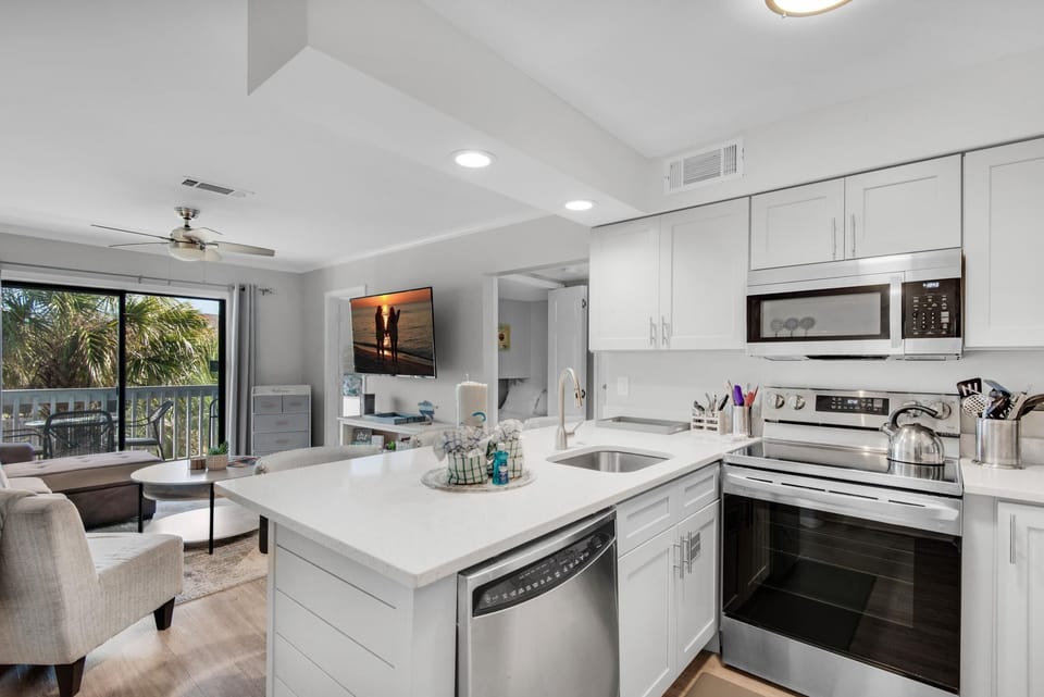 Condo, 1 Queen Bed with Sofa bed (Lakeview #6- Emerald Searenity) | Private kitchen | Oven, toaster