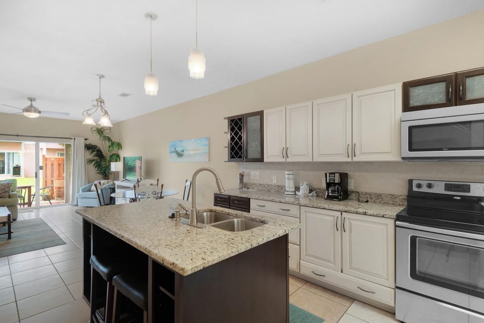 House, Multiple Beds (Gulf Walk 606) | Private kitchen | Oven, toaster