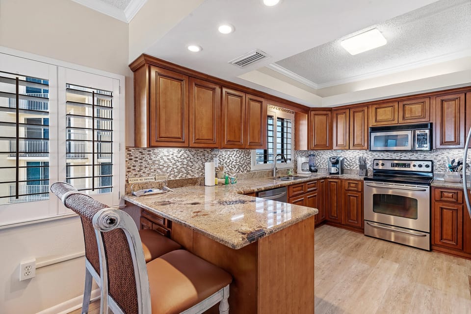 Condo, Multiple Beds (Shipwatch D604) | Private kitchen | Oven, toaster, paper towels