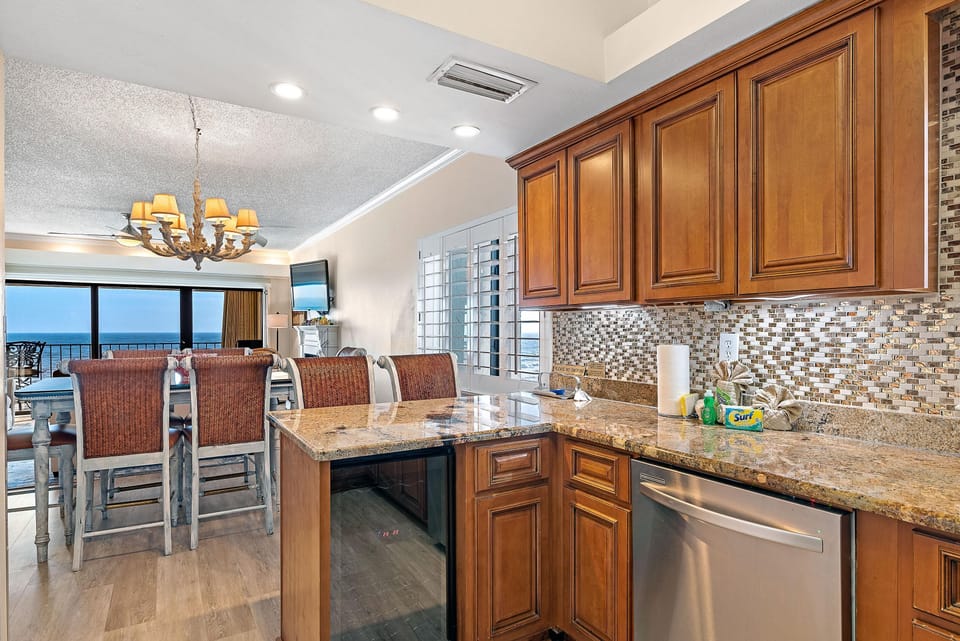 Condo, Multiple Beds (Shipwatch D604) | Private kitchen | Oven, toaster, paper towels