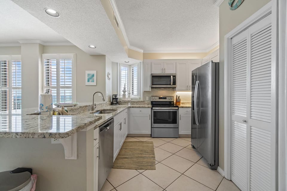 Condo, Multiple Beds (Seachase 905W) | Private kitchen | Oven, toaster, paper towels