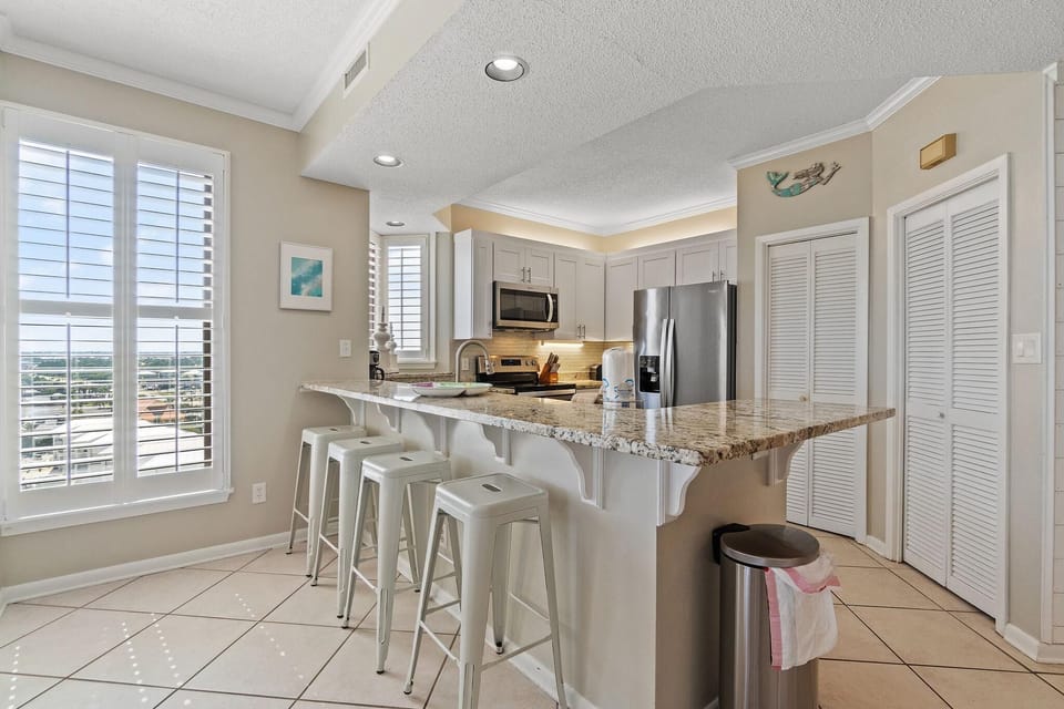 Condo, Multiple Beds (Seachase 905W) | Private kitchen | Oven, toaster, paper towels