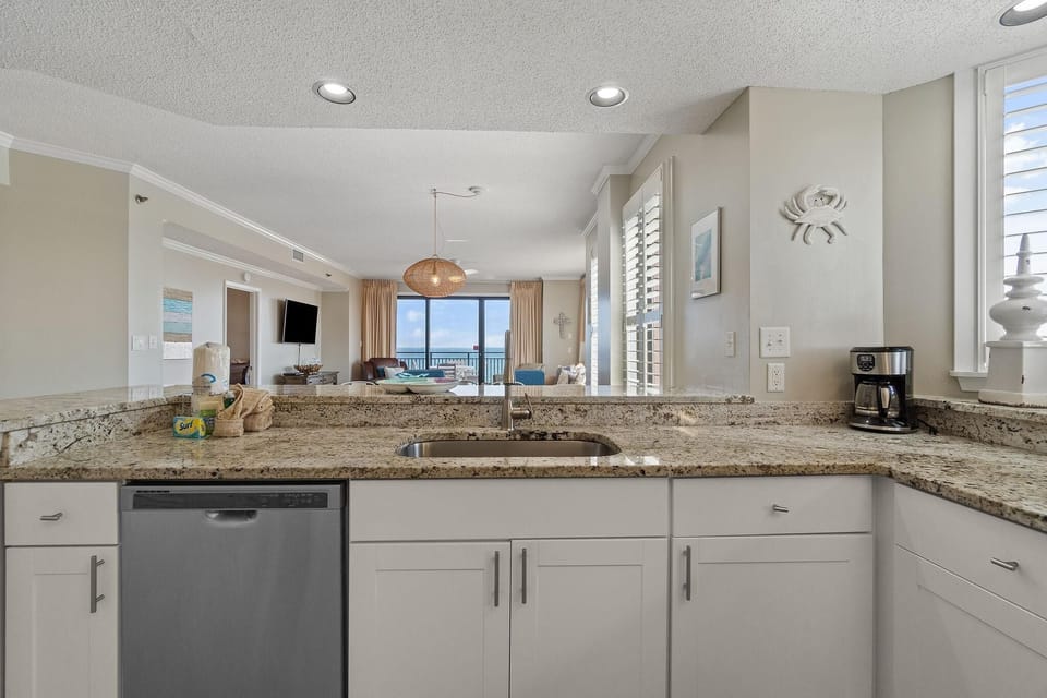 Condo, Multiple Beds (Seachase 905W) | Private kitchen | Oven, toaster, paper towels