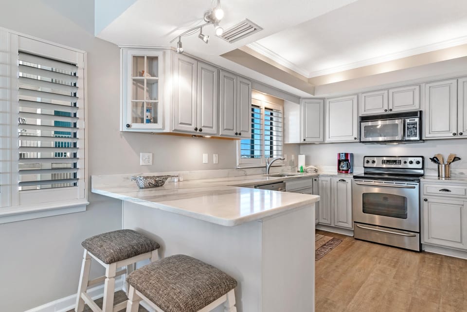 Condo, Multiple Beds (Shipwatch D504) | Private kitchen | Oven, toaster, paper towels