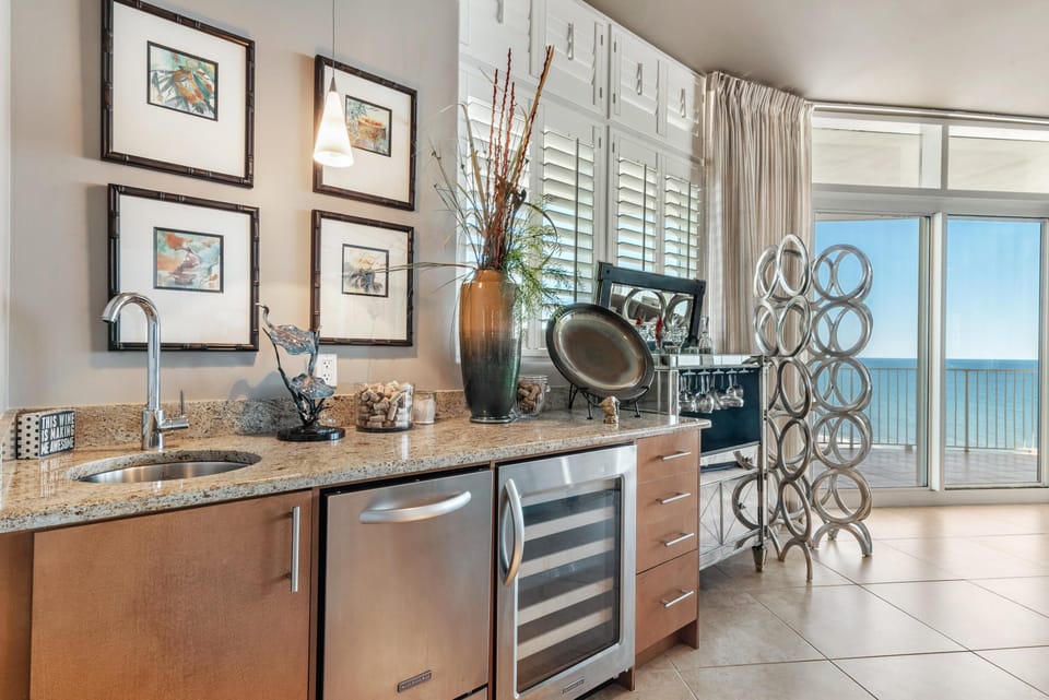 Condo, Multiple Beds (Turquoise D901) | Private kitchen | Oven, toaster, paper towels