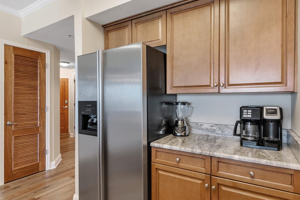 Condo, Multiple Beds (Florencia 703) | Private kitchen | Oven, toaster, paper towels