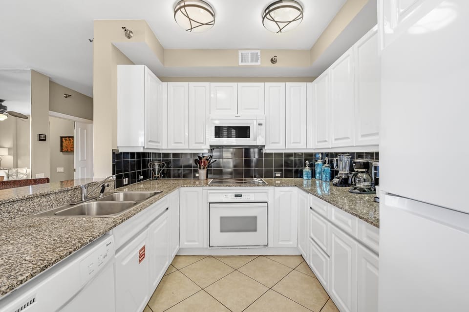 Condo, Multiple Beds (Beach Colony Tower 3A) | Private kitchen | Oven, toaster, paper towels