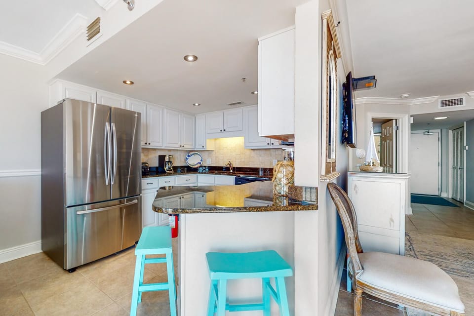 Condo, 1 King Bed (Phoenix VII 1002) | Private kitchen | Oven, toaster, paper towels