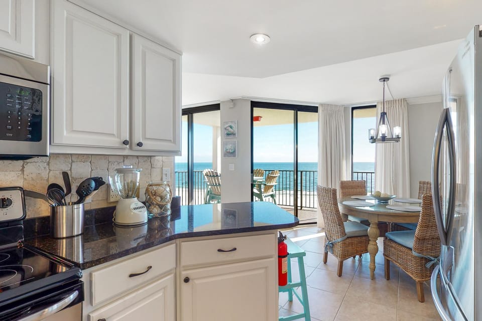 Condo, 1 King Bed (Phoenix VII 1002) | Private kitchen | Oven, toaster, paper towels