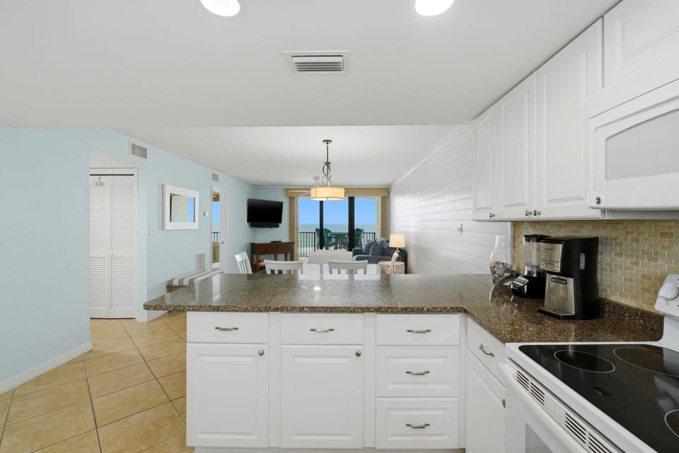 Condo, 1 King Bed with Sofa bed (Lei Lani 305T) | Private kitchen | Oven, toaster, paper towels