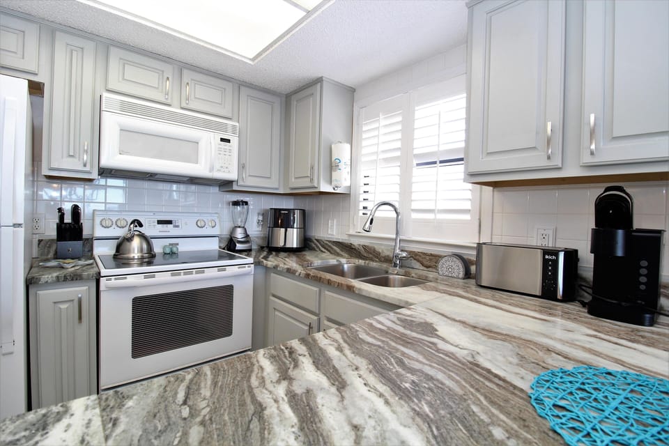 Condo, Multiple Beds (Lei Lani 301T) | Private kitchen | Oven, toaster, paper towels