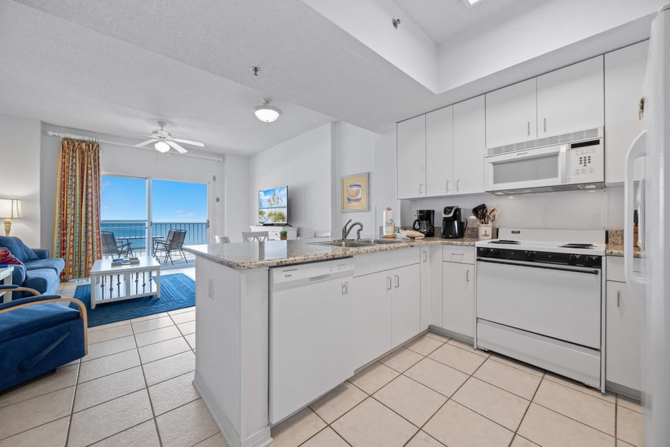 Private kitchen | Oven, toaster, paper towels