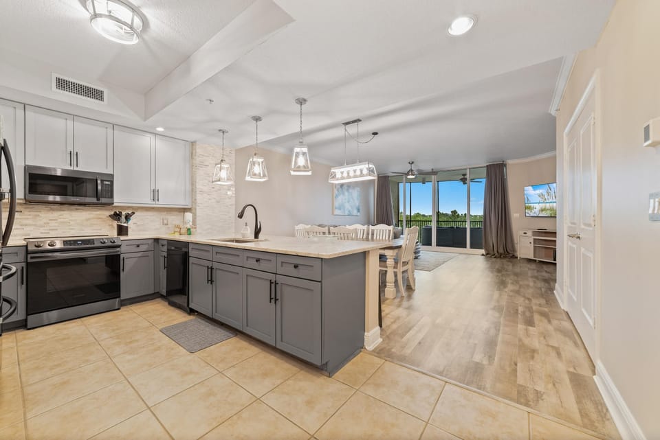 Condo, 2 Queen Beds (Lost Key B304) | Private kitchen | Oven, toaster, paper towels