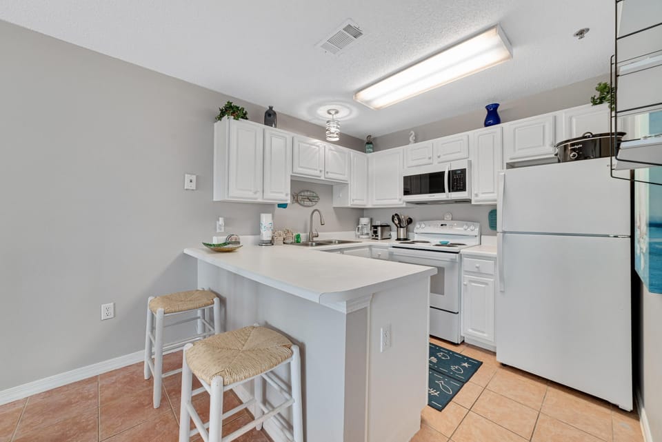 Condo, 1 Queen Bed with Sofa bed (Grand Caribbean West 316) | Private kitchen | Oven, toaster, paper towels