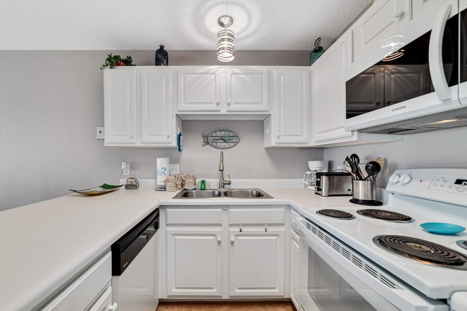 Condo, 1 Queen Bed with Sofa bed (Grand Caribbean West 316) | Private kitchen | Oven, toaster, paper towels