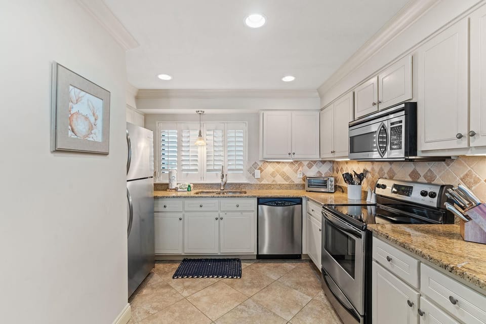 Condo, Multiple Beds (Shipwatch D401) | Private kitchen | Oven, toaster, paper towels