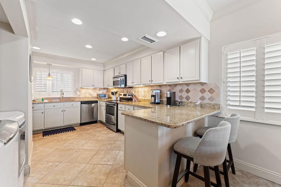 Condo, Multiple Beds (Shipwatch D401) | Private kitchen | Oven, toaster, paper towels