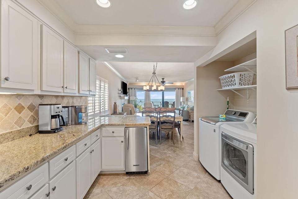 Condo, Multiple Beds (Shipwatch D401) | Private kitchen | Oven, toaster, paper towels