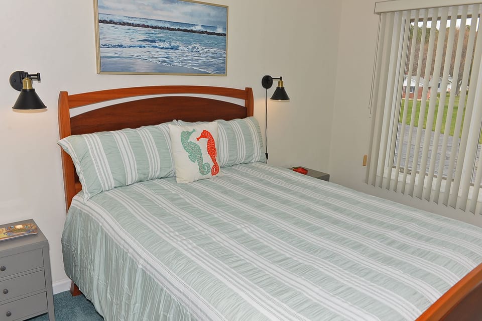 2nd bedroom with queen bed
