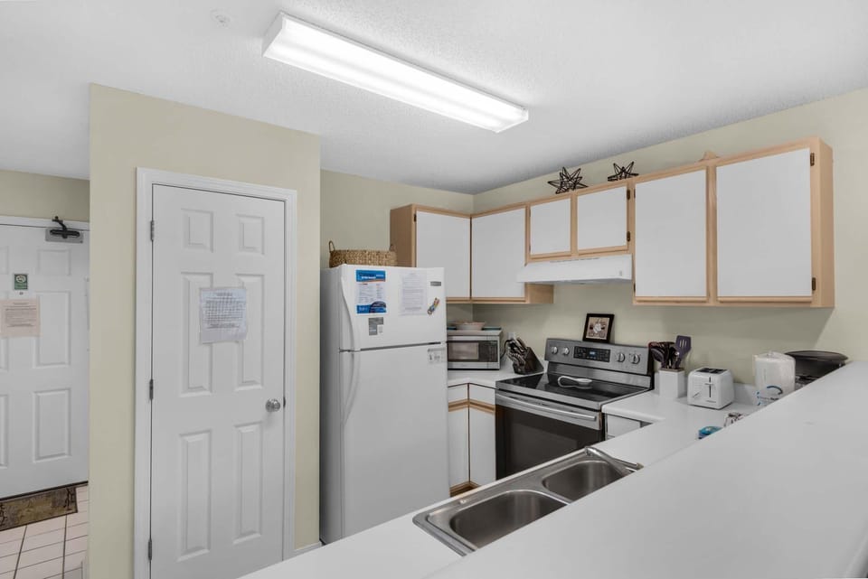 Condo, 1 Queen Bed with Sofa bed (Maravilla 3202) | Private kitchen | Oven, toaster