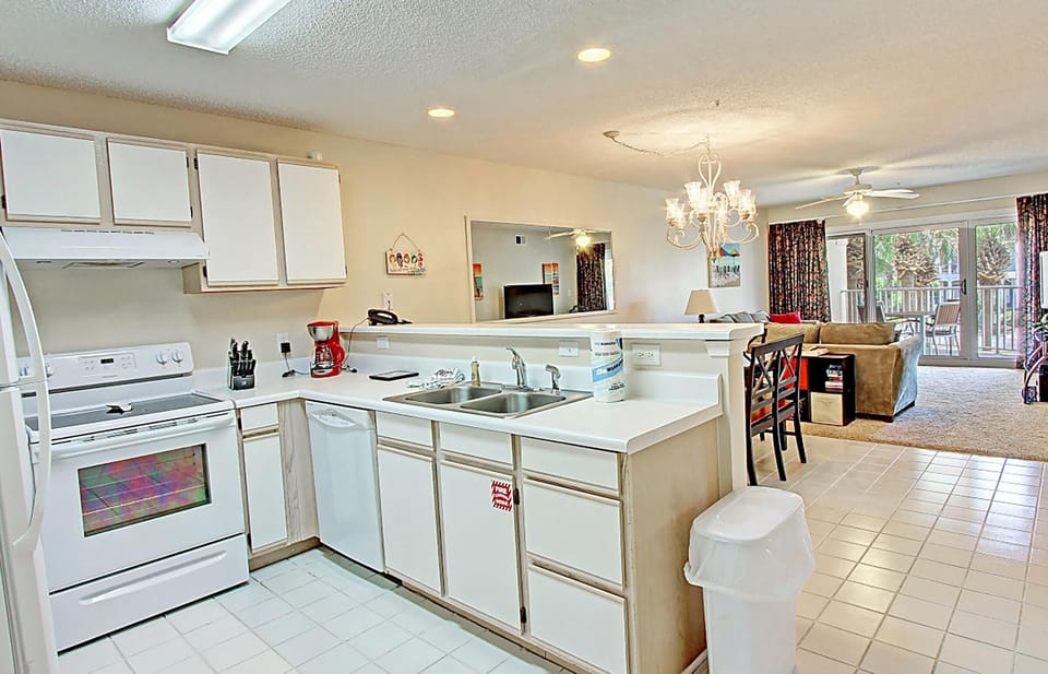Condo, 1 Queen Bed with Sofa bed (Maravilla 3202) | Private kitchen | Oven, toaster