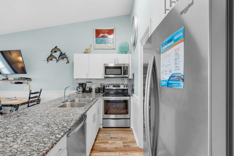 Condo, 1 King Bed with Sofa bed (Gulfview II 306) | Private kitchen | Oven, toaster