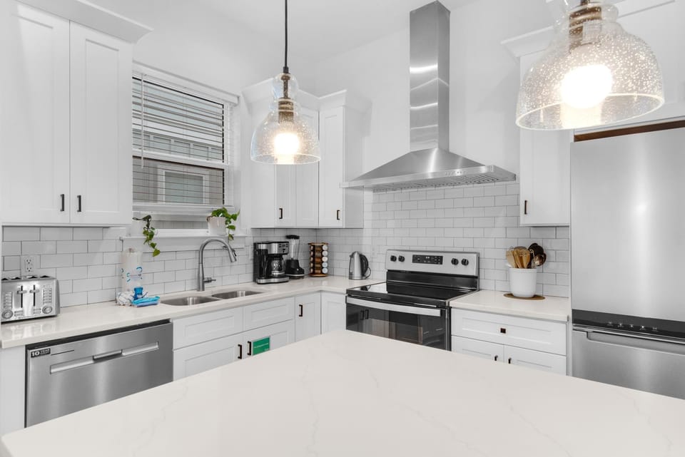 House, Multiple Beds (Cozy Shore) | Private kitchen | Oven, toaster